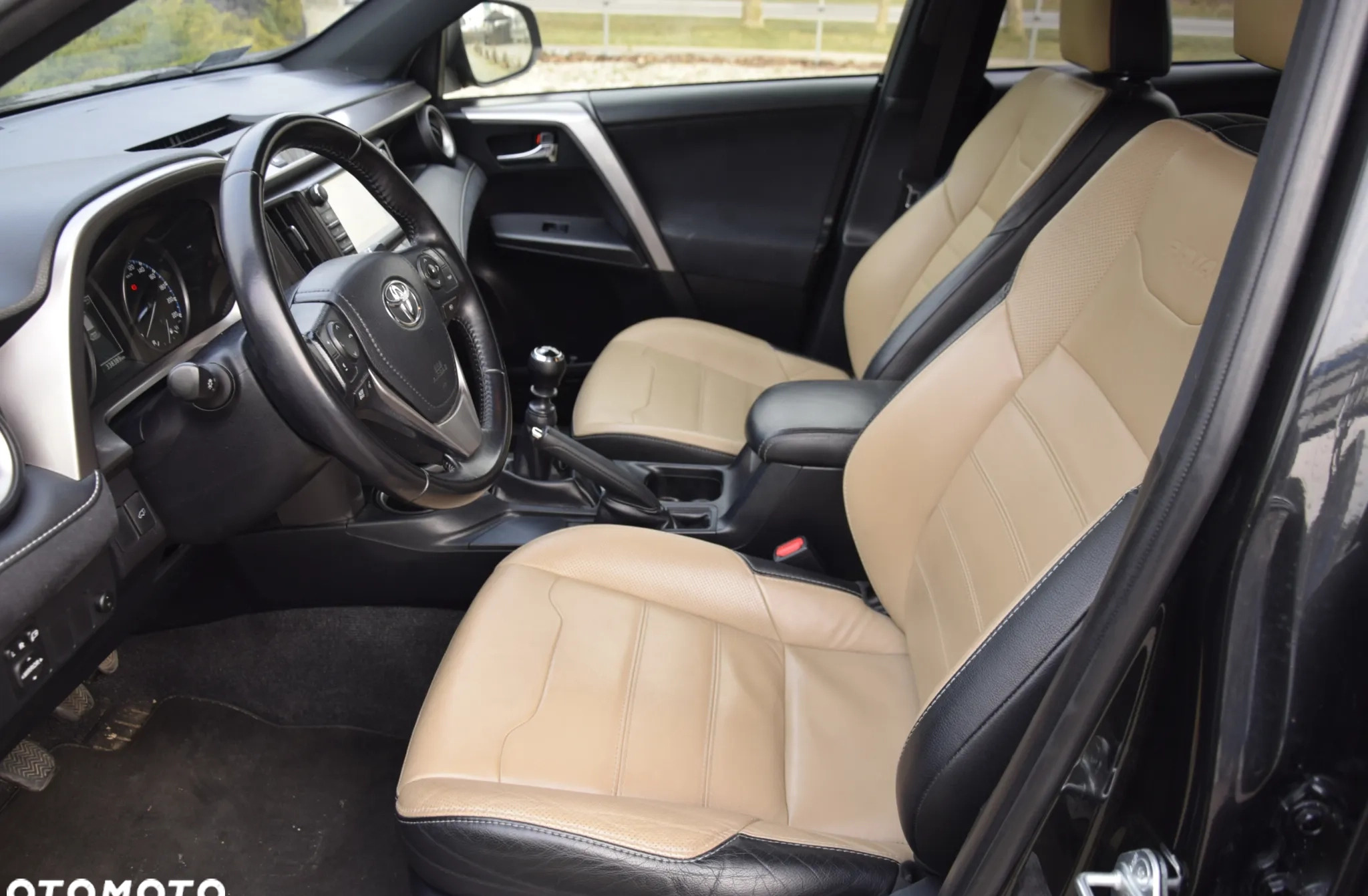 Toyota RAV4 cena 66800 przebieg: 328000, rok produkcji 2016 z Żuromin małe 326